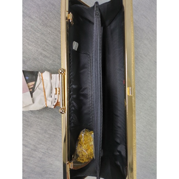 🎄 3/$35 Two Pieces of Metallic Tone Clutches - Picture 9 of 16